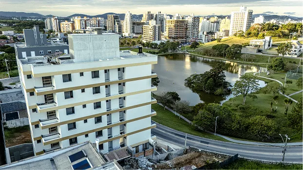 O lago e o bairro Pedra Branca, em Palhoça, onde fica o Residencial Lagos do Algarve